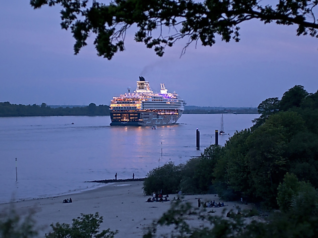 kreuzfahrtschiff-am-abend-auf-der-elbe_c-2015-hackbarth