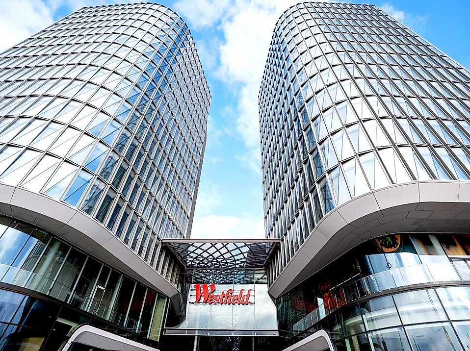 Zwei moderne Glastürme flankieren den Eingang zum Westfield Überseequartier in der Hamburger HafenCity