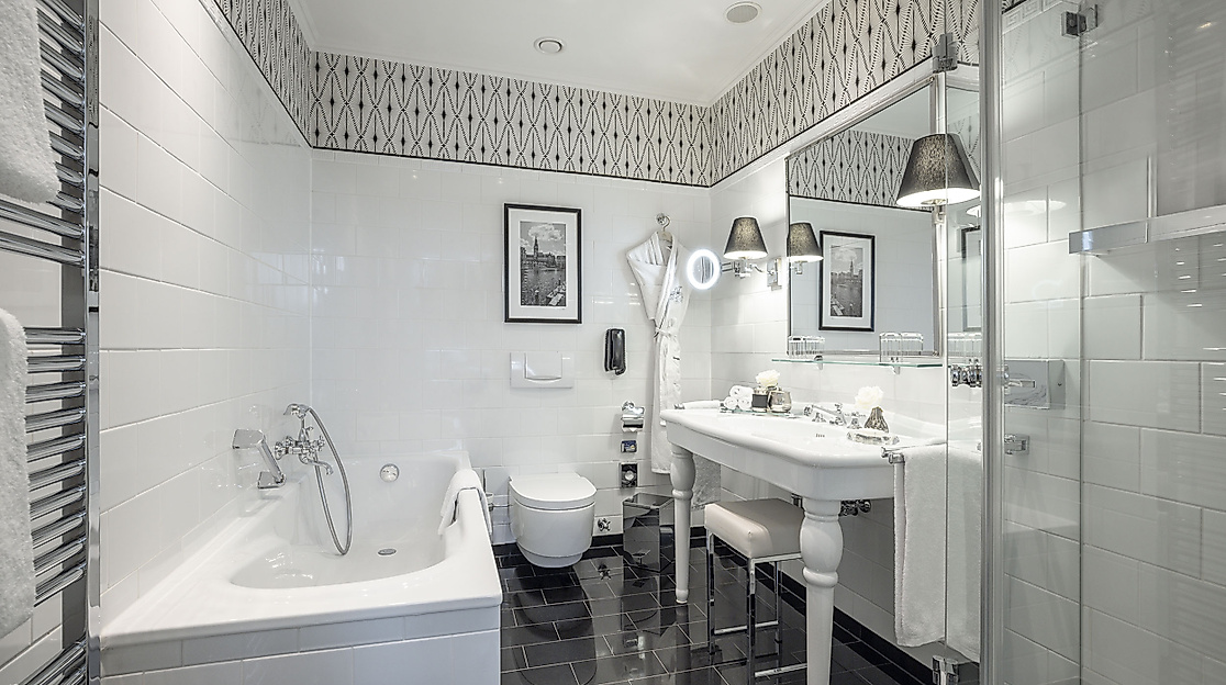 Fairmont Hotel Vier Jahreszeiten: bathroom Alster view