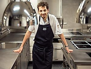 Gastkoch Maurizio Oster in der Küche im Restaurant