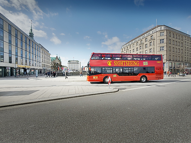 Sightseeing bus at Jungfernstieg