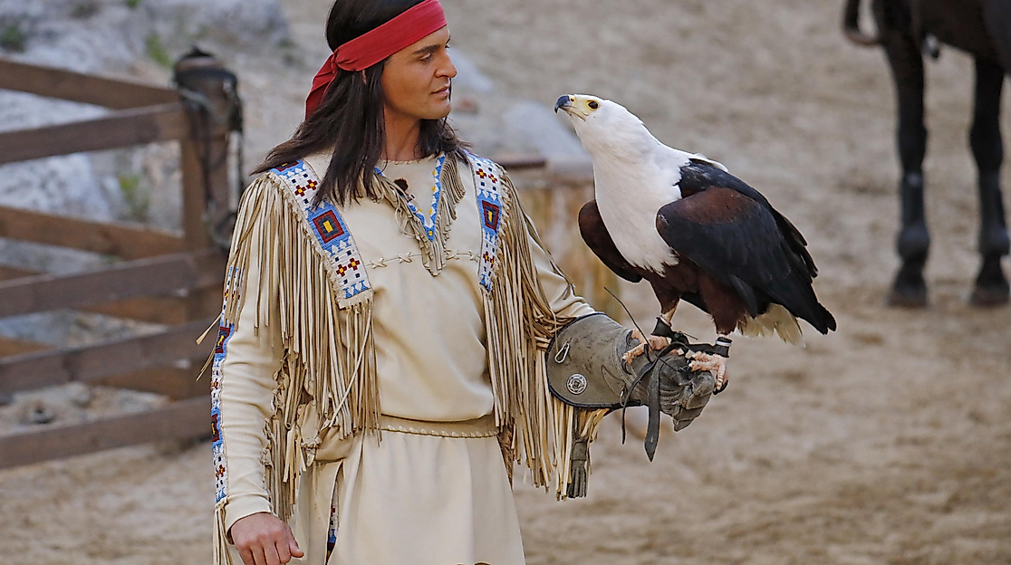 Alexander Klaws with eagle