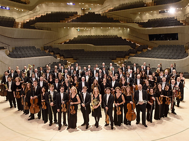 Das NDR Elbphilharmonie Orchester steht mit Instrumenten auf der Bühne des Großen Saals der Elbphilharmonie
