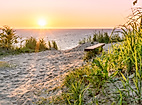 Sonnenuntergang über der Ostsee mit Bank am Küstenpfad – ruhiger Ausblick aufs Meer ab Hamburg