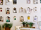 Lichter, Pflanzen und Illustrationen an der Wand in liebevoll gestaltetem Concept Store in Hamburg