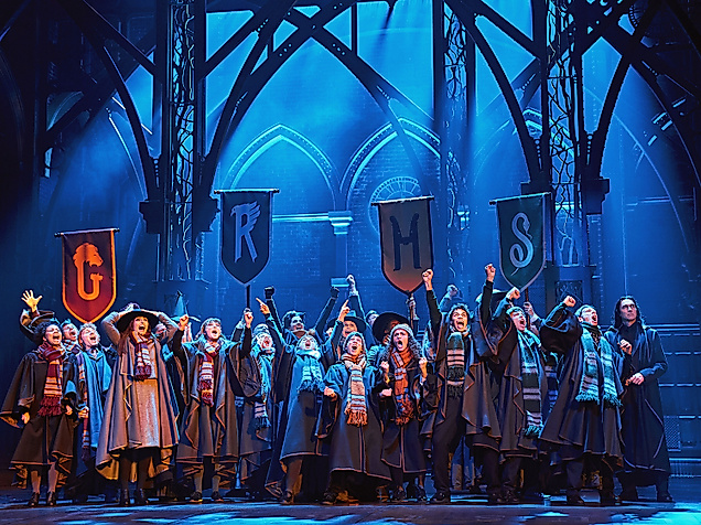 Ensemble der Harry-Potter-Theaterproduktion auf stimmungsvoll beleuchteter Bühne in Hamburg