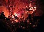 Konzert in der stimmungsvoll beleuchteten Prinzenbar mit Kronleuchter und historischem Ambiente