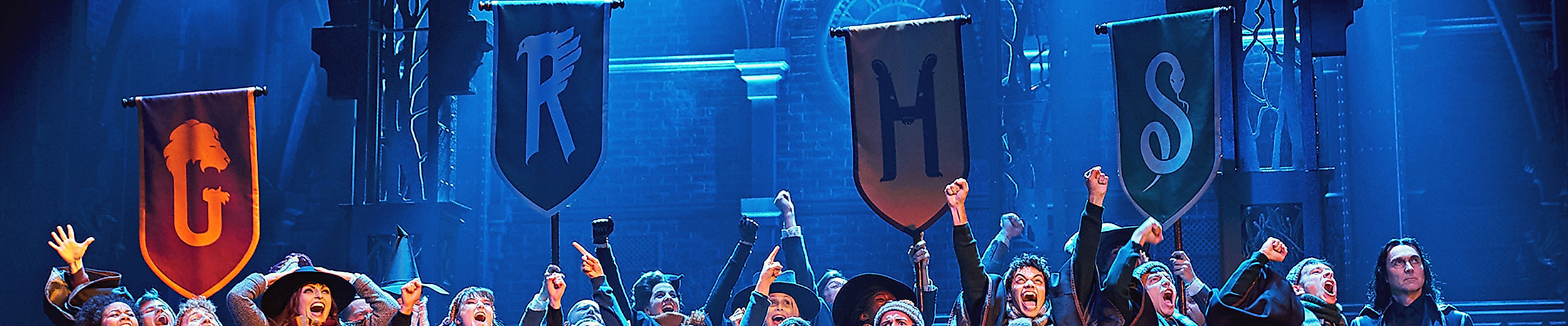 Ensemble der Harry-Potter-Theaterproduktion auf stimmungsvoll beleuchteter Bühne in Hamburg