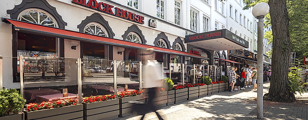 Exterior and terrace of the BLOCK HOUSE restaurant on Kirchenallee in Hamburg