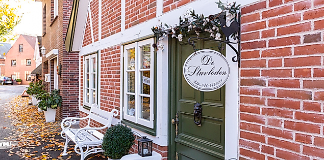 Historisches Fachwerkhaus mit Eingang zum Restaurant De Stufloden in Hamburgs Süden