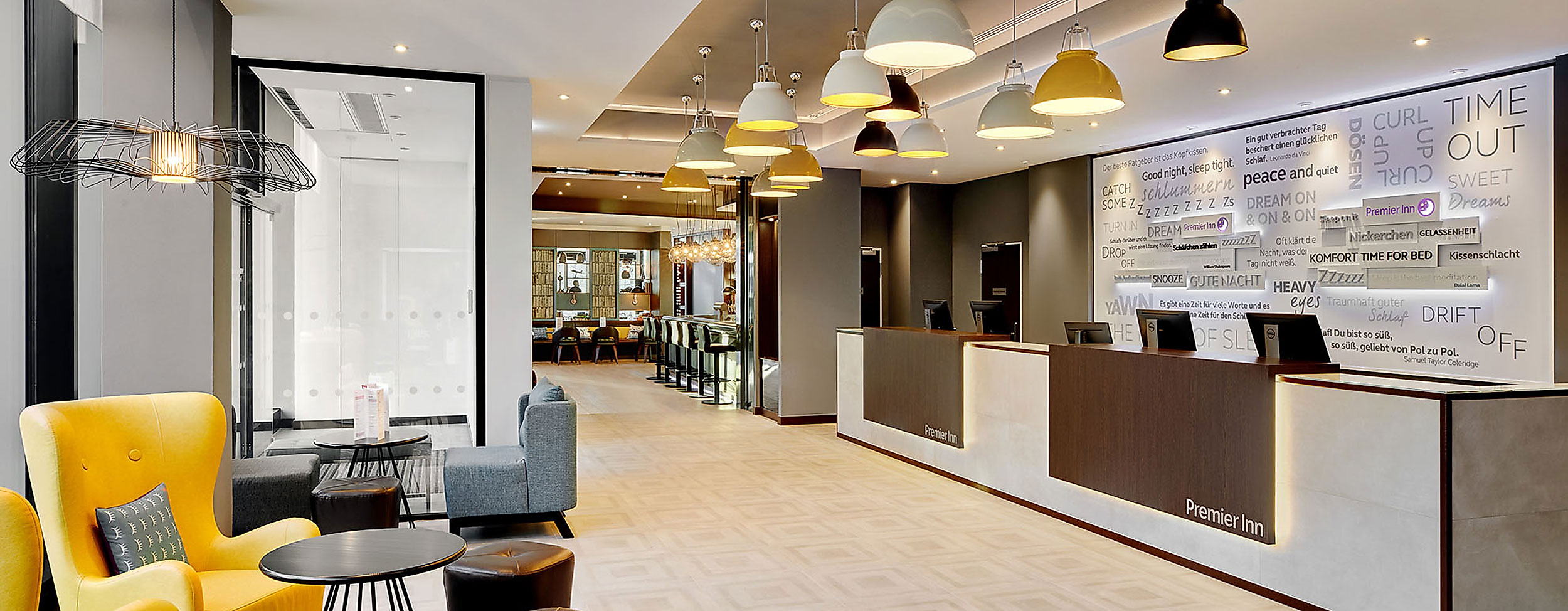 poi-premier-inn-hamburg-rezeption-web-2500x1500