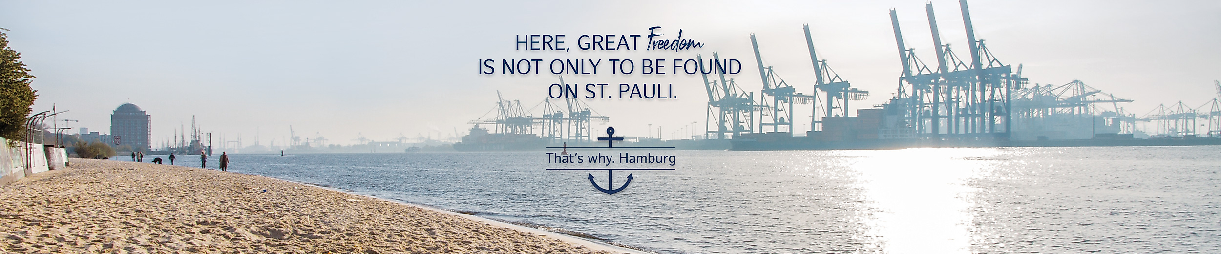 People enjoying summer at Elbe Beach with a view of container cranes and passing ships. Text: Here, great freedom ist not only to be found on St. Pauli. That´s why. Hamburg.