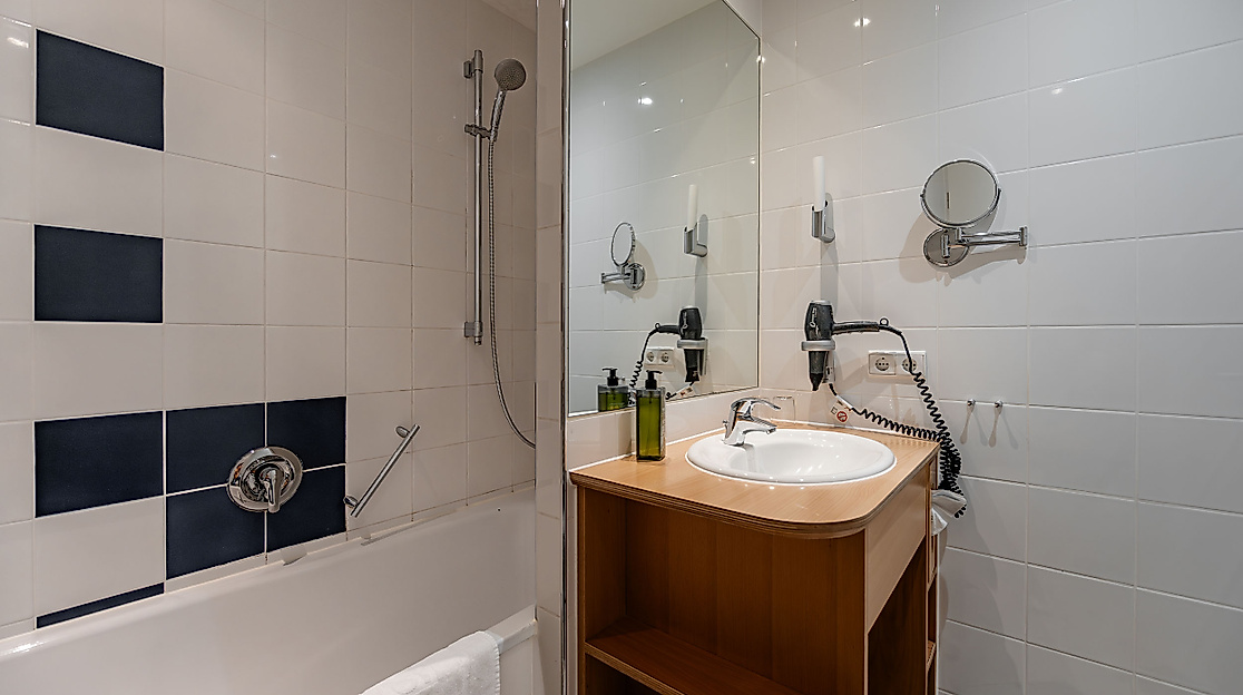 Hotel Baseler Hof Hamburg: Double room superior bathroom