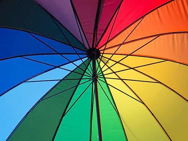 Aufgespannter Regenschirm in Regenbogenfarben als Symbol für Vielfalt und jedes Wetter in Hamburg