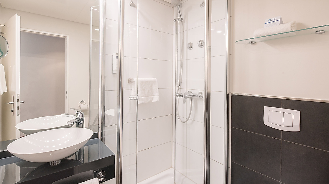 Best Western Hotel Hamburg International: bathroom double room standard