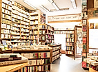 Gemütliche Buchhandlung Lüders in Hamburg mit deckenhohen Regalen voller Bücher und Lesetisch