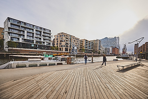 Promenade am Sandtorhafen in der HafenCity Hamburg mit Schiffen und historischen Hafenkränen