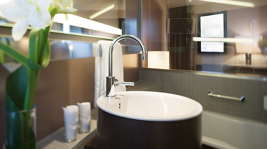 Mövenpick Hotel Hamburg: Bathroom