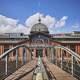 Frontale Ansicht der Fischauktionshalle mit Kuppel am Hamburger Fischmarkt, gesehen von der Brücke