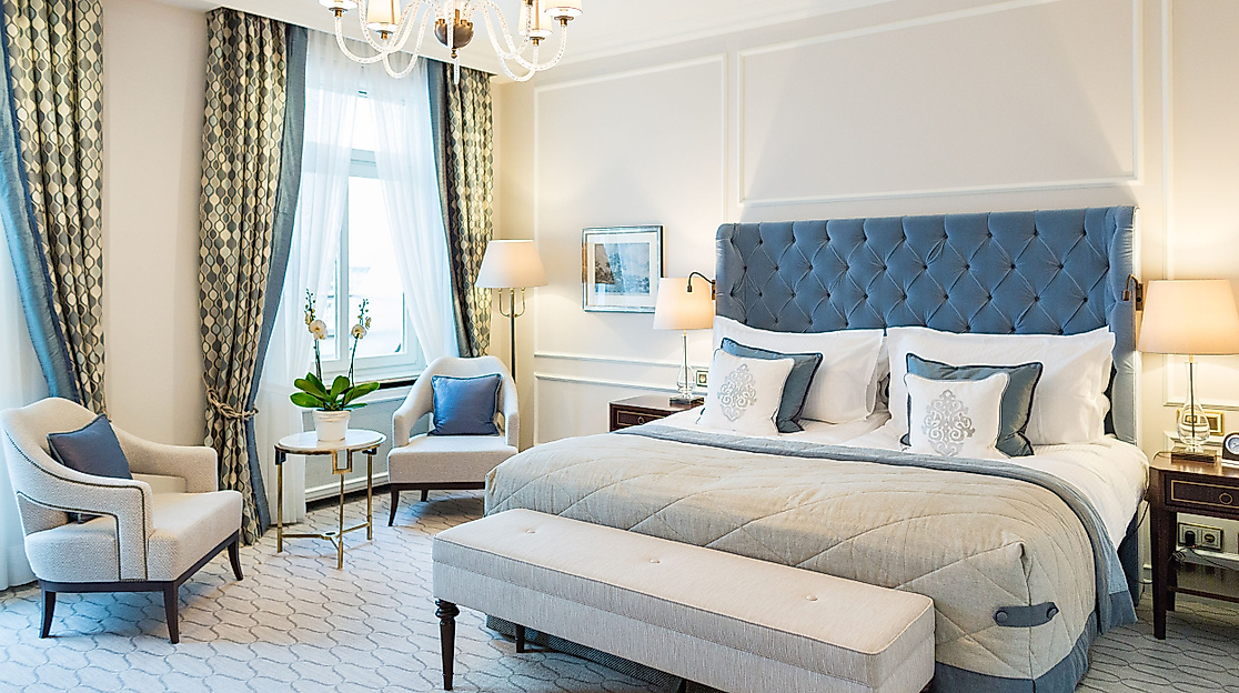 Fairmont Hotel Vier Jahreszeiten: double room Alster view