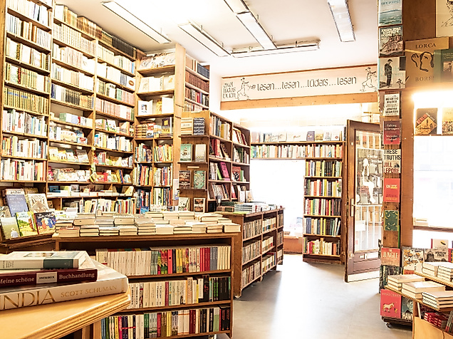 Gemütliche Buchhandlung Lüders in Hamburg mit deckenhohen Regalen voller Bücher und Lesetisch
