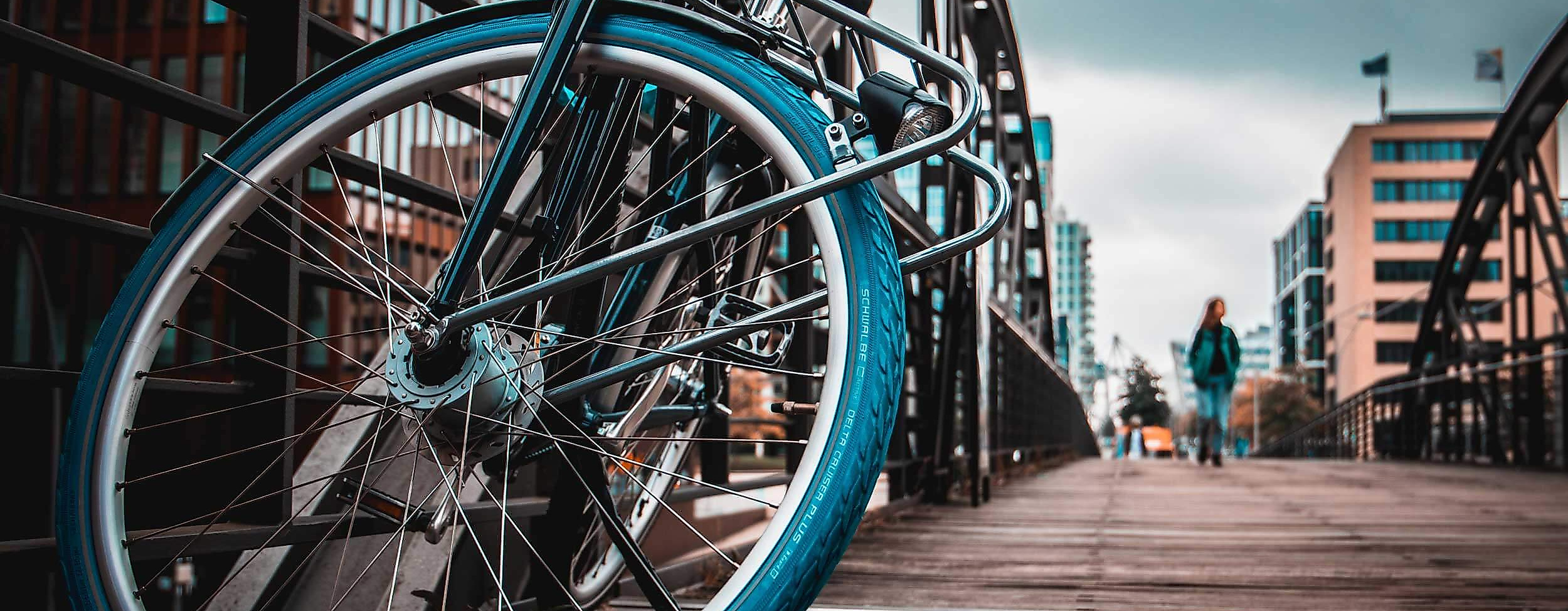 Nahaufnahme eines Fahrrads auf Brücke mit Kopfsteinpflaster in der Hamburger Speicherstadt