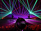Bunte Lasershow im Kuppelsaal des Planetarium Hamburg mit Projektor im Vordergrund