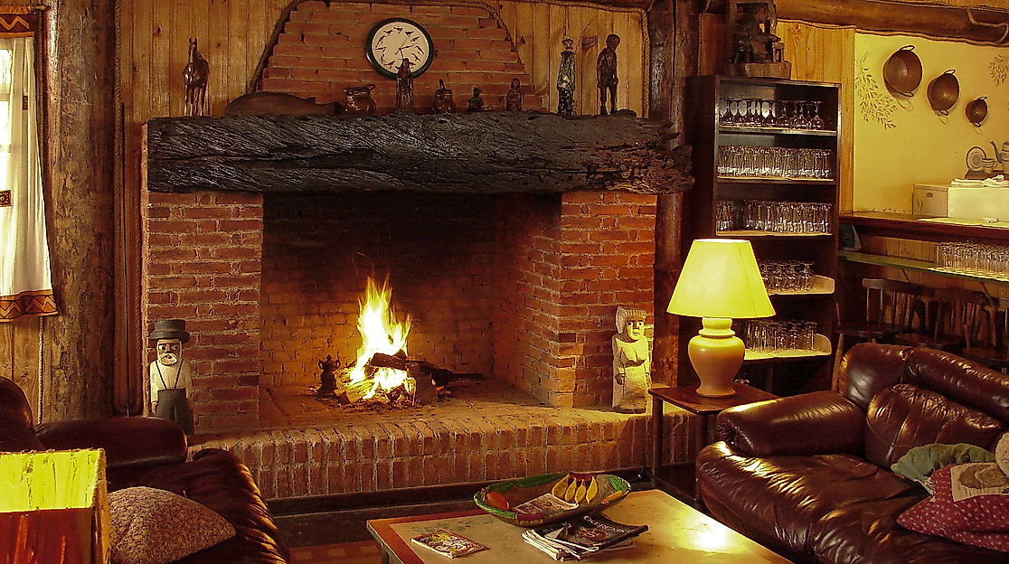 fireplace_c_jose-claudio-guimaraes-jcguimaraes-pixabay