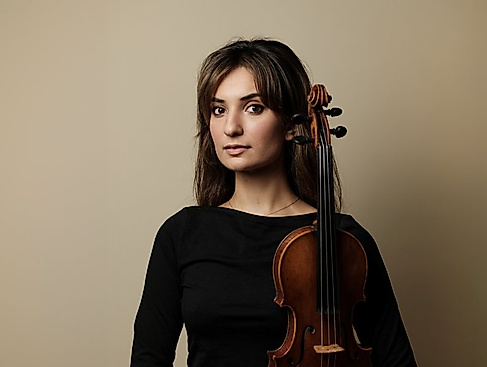 Ava Bahari, Violine