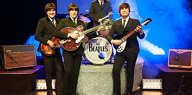 Beatles Band auf der Bühne mit Instrumenten