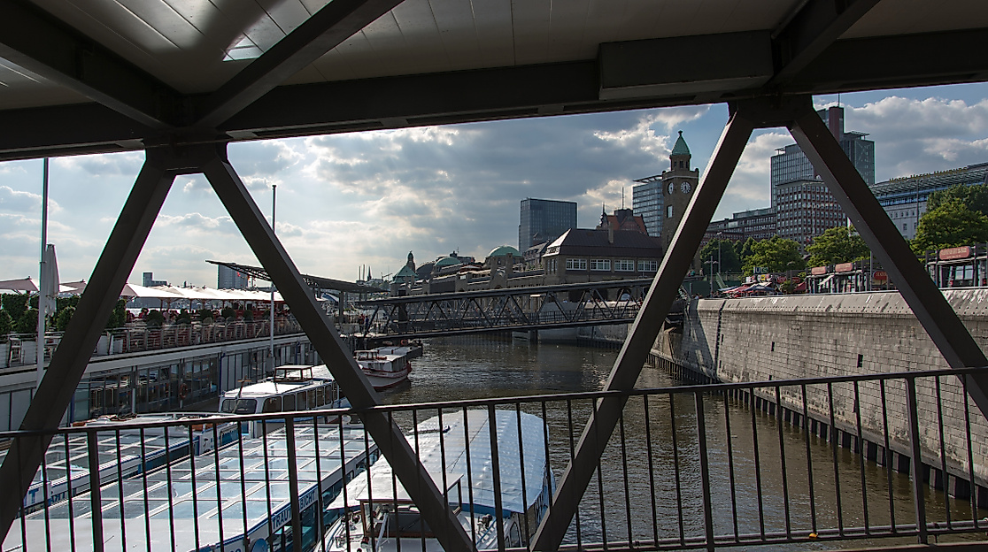Bei den St.Pauli Landungsbrücken