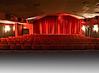 Blick auf roten Kinosaal mit geschlossener Bühne im Abaton-Kino Hamburg