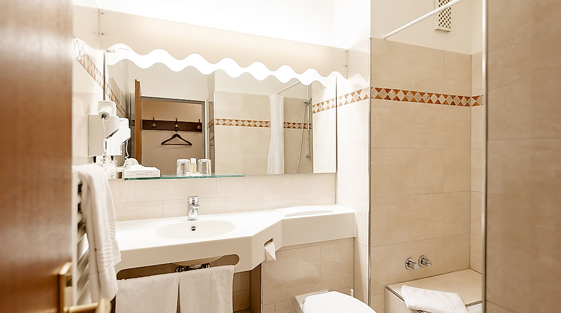 Hotel Helgoland Hamburg: bathroom example