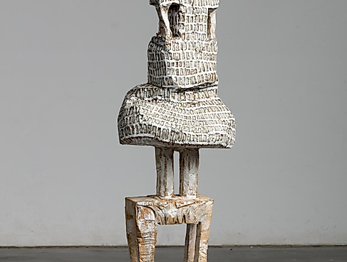Stehende Figur im Kleid
