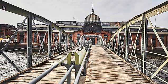 Zugang über Metallsteg zur Fischauktionshalle am Hamburger Fischmarkt mit Blick auf die Kuppel.