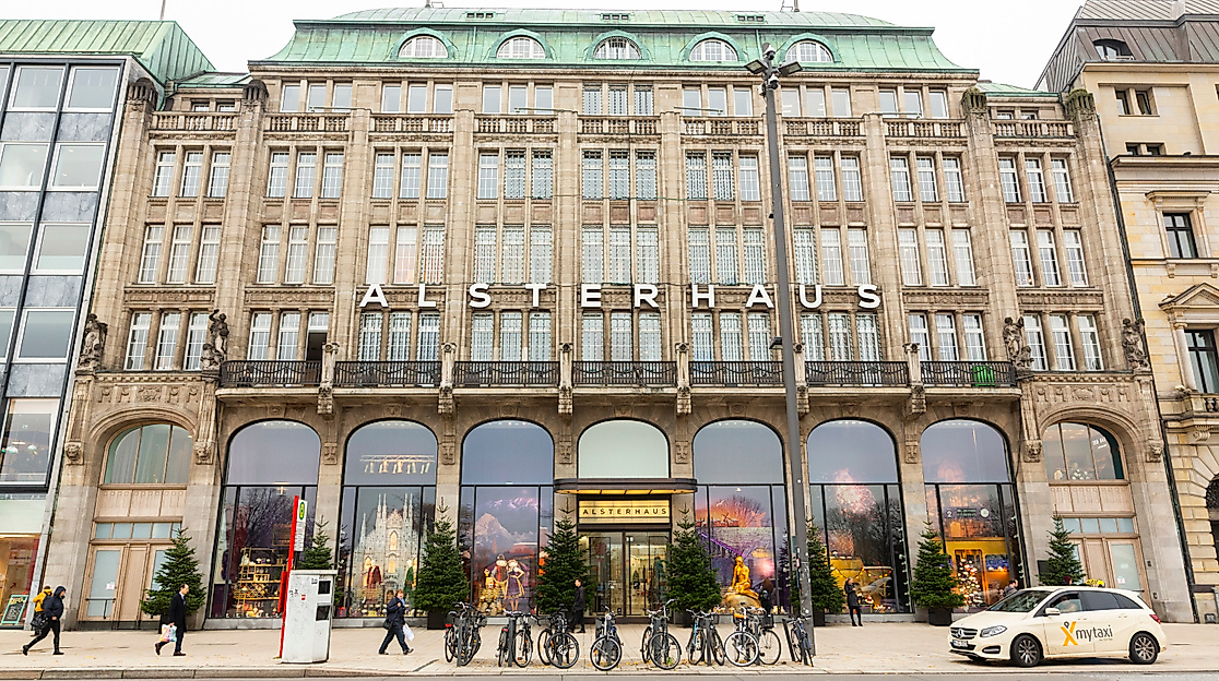 Alsterhaus an der Hamburger Jungfernstieg-Promenade mit historischer Fassade und dekorativem Eingangsbereich