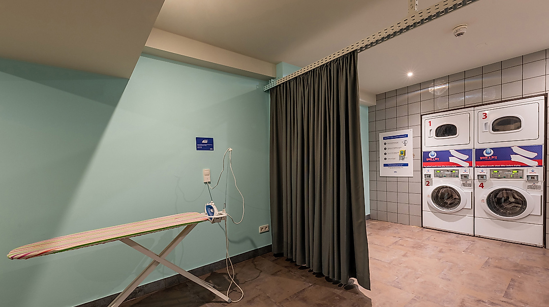 Hotel A&O Hamburg City: Laundry room