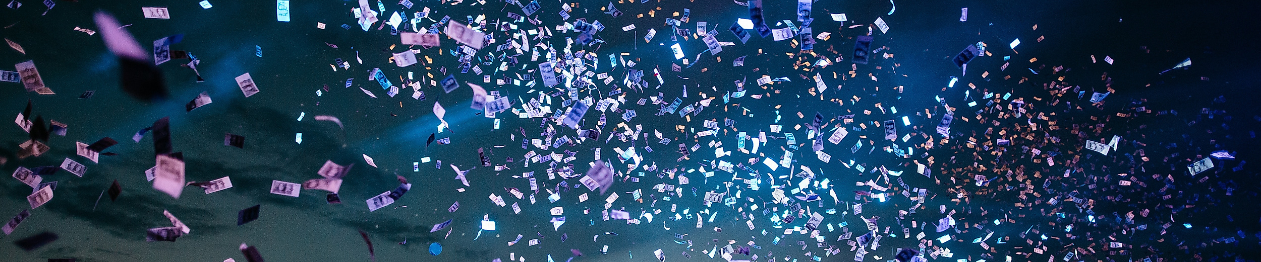 Konfettiregen über der feiernden Menge bei Nacht auf dem MS Dockville-Festival in Hamburg.