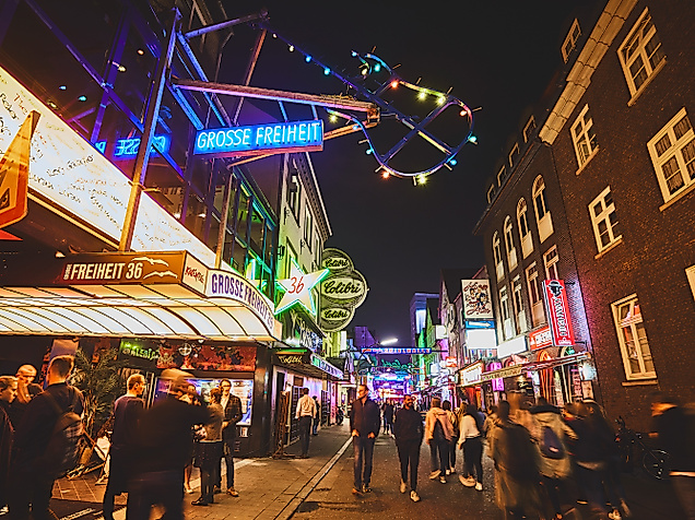 Belebte Große Freiheit auf St. Pauli bei Nacht mit Neonlichtern, Bars und vielen Passant:innen