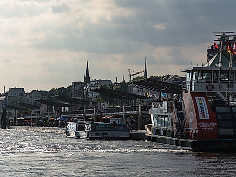 Bei den St.Pauli Landungsbrücken