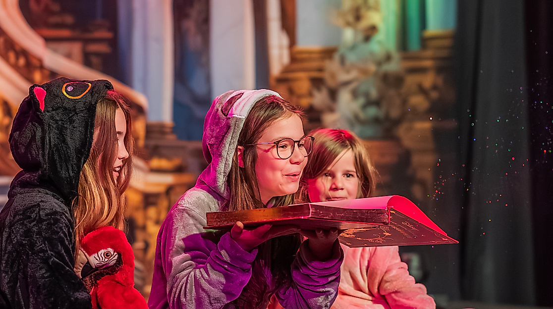 Galli Theater Hamburg - Die Schöne und das Biest - Kinder spielen 1