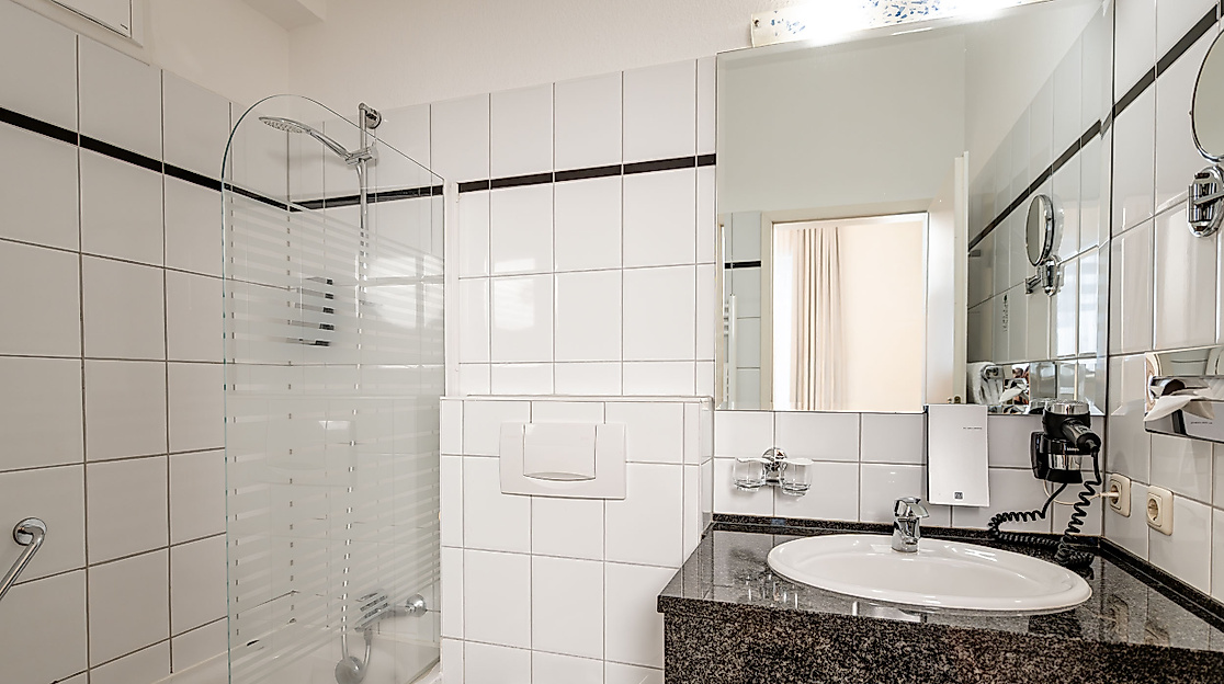 relexa hotel Bellevue Hamburg: bathroom double room
