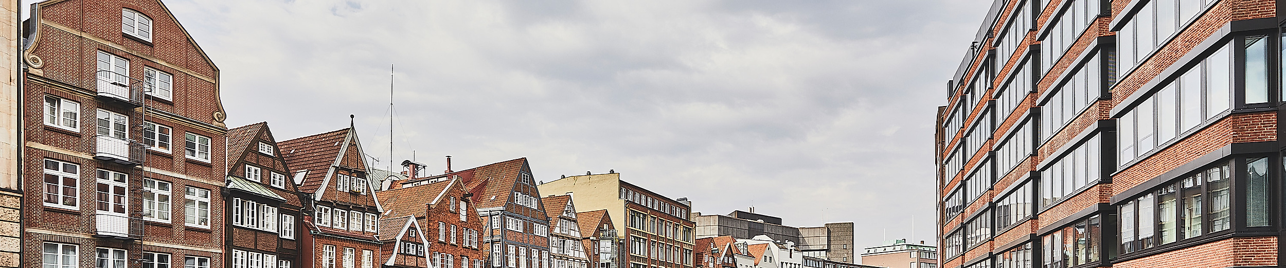 Blick auf historische und moderne Häuser entlang des Nikolaifleets in Hamburg 